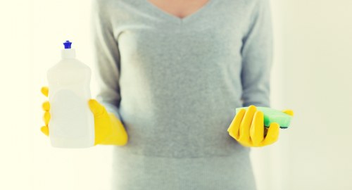 Deep cleaning tasks for a Barnes kitchen and bathroom